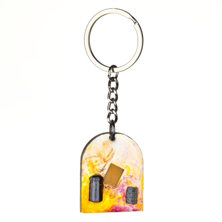 Kobiecy brelok ręcznie robiony w nurcie sztuki trash art