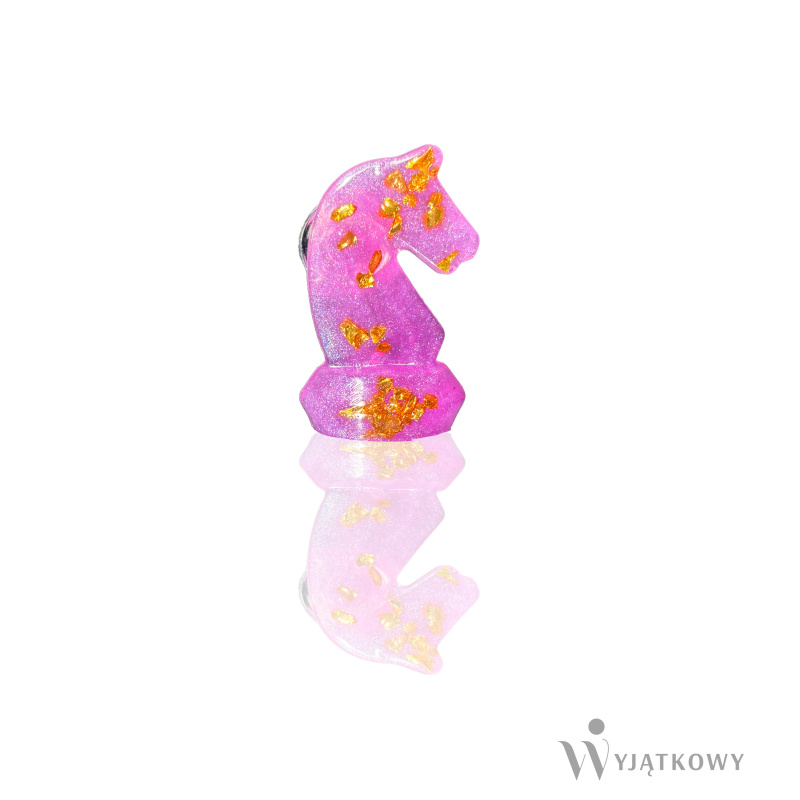 Przypinka perłowo - różowy Konik prawy ze złotymi elementami