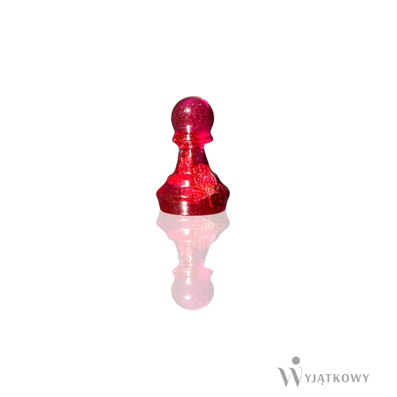 Amarantowy pionek - wyjątkowa przypinka do ubrań