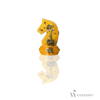 Elegancka przypinka do marynarki - miodowy Konik