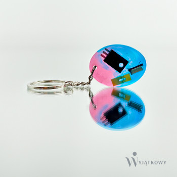 Artystyczny brelok handmade z recyklingu.