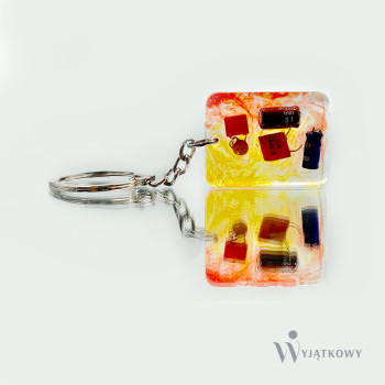 alinowy brelok do kluczy handmade z intrygującymi zdobieniami.