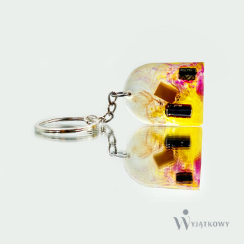 Kobiecy brelok ręcznie robiony w nurcie sztuki trash art