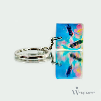 Turkusowy brelok ręcznie robiony do plecaka i kluczy.