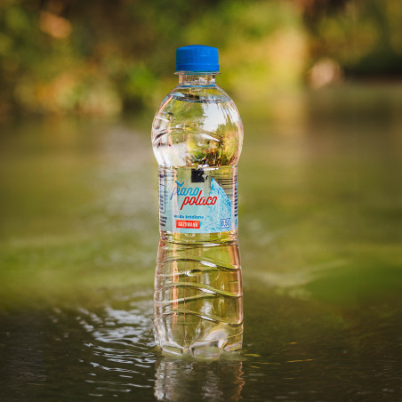 Naturalna woda źródlana prosto z natury | Piano polaco gazowana