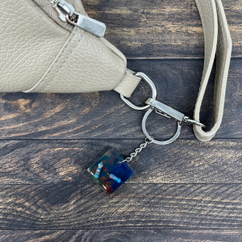 Turkusowy brelok ręcznie robiony do plecaka i kluczy.