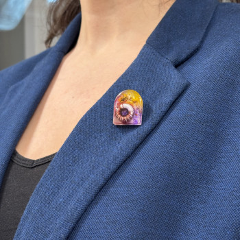 Przypinka do marynarki, która doda Ci charakteru.