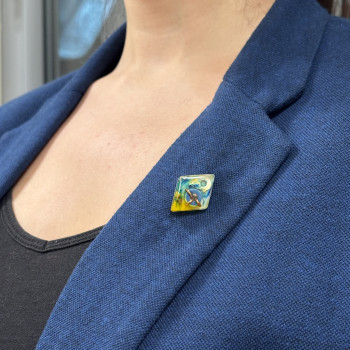 Przypinka do marynarki z odcieniami niebieskiego