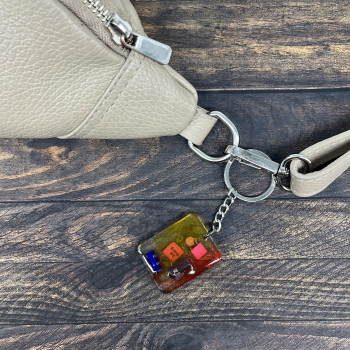 alinowy brelok do kluczy handmade z intrygującymi zdobieniami.