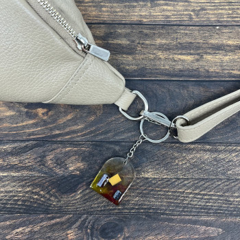 Kobiecy brelok ręcznie robiony w nurcie sztuki trash art