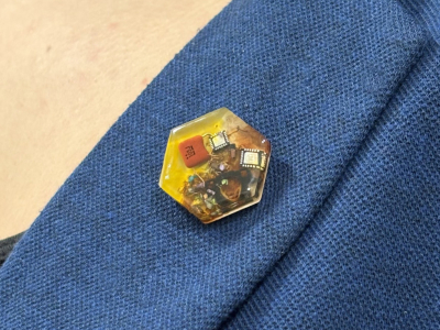 Moda zero waste- przypinki do marynarki